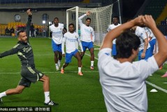 库尔图瓦300场里程碑：胜利与零封的背后，皇马球迷的支持不可或缺