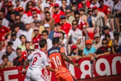 4-1爆冷夜！巴萨点球踢飞送皇马登顶，拉什福德西甲首球难救主