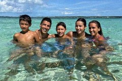 苏亚雷斯38岁仍光彩照人，一家五口幸福美满